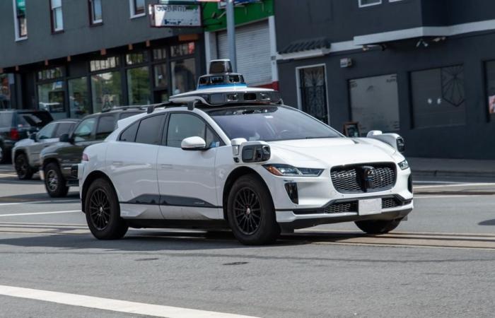 Un taxi autonome Waymo fait 37 tours de rond-point : quand la technologie dérape