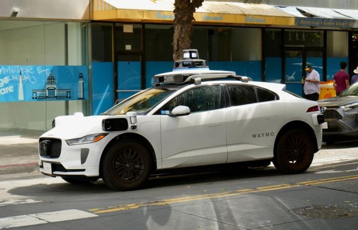 un taxi autonome Waymo incapable de quitter un rond-point