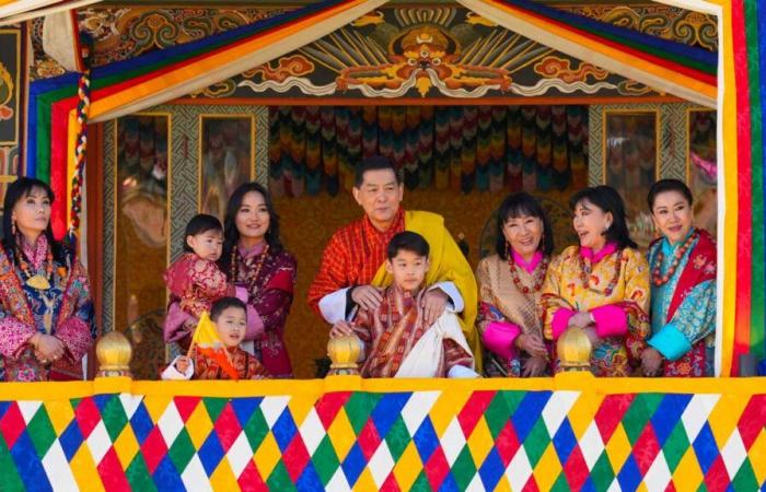 Le roi Jigme Khesar, son héritier, son père, les reines, princes et princesses du Bhoutan réunis pour la fête nationale