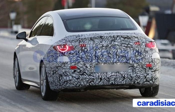 Partiellement dépouillée de son camouflage, la nouvelle Mercedes CLA dévoile quelques-uns de ses secrets.