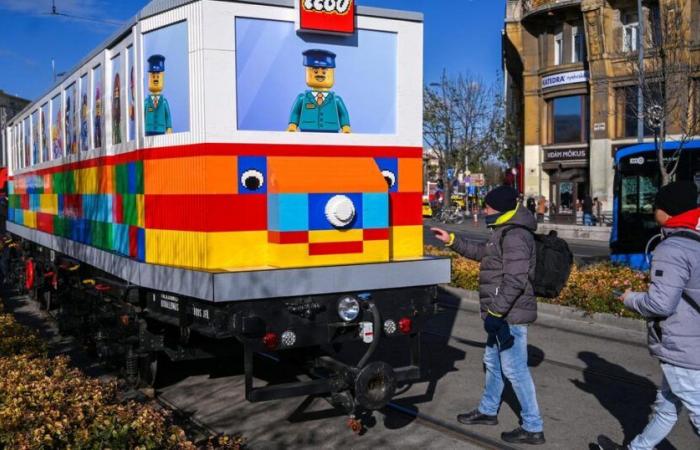 un artiste construit un tramway de plus de 11 mètres en « briques emboîtables » Lego