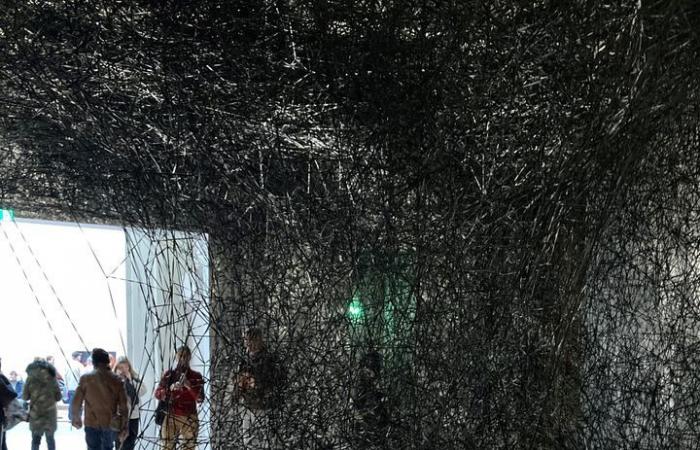 L’artiste japonaise Chiharu Shiota tisse ses toiles au Grand Palais