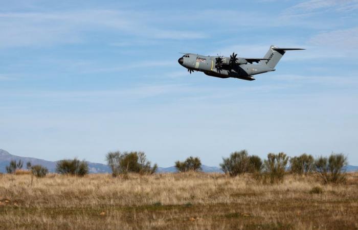 Airbus teste un nouveau kit pour aider l’avion de transport A400M à lutter contre les incendies