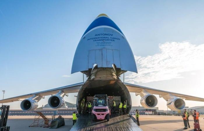 au départ d’Istres, l’avion transportant du matériel de secours est arrivé sur zone