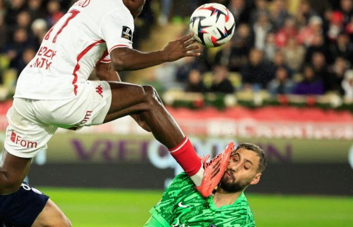 Gianluigi Donnarumma reçoit une impressionnante pointe au visage