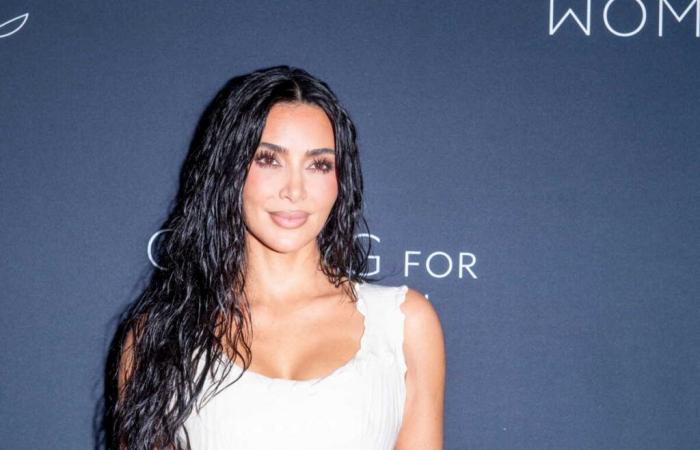 Cheveux blonds, sourcils décolorés… Kim Kardashian semble méconnaissable pour sa nouvelle campagne de lingerie