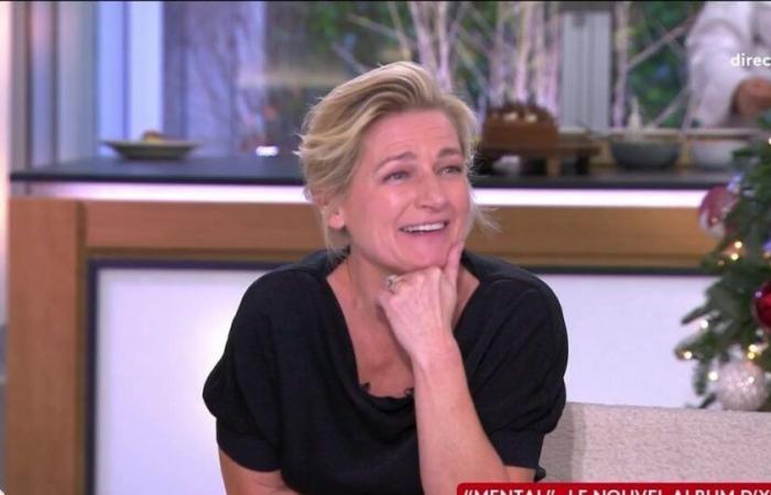 Anne-Elisabeth Lemoine et Jean Dujardin ne savent plus quoi dire, ou presque, face à la panne d’un invité de C à vous