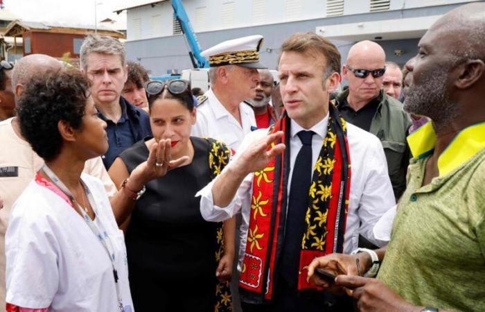 « Nous voulons de l’eau ! » Emmanuel Macron interpellé tout au long de son parcours par des habitants désespérés