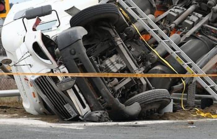 surcharge, le chauffeur du camion pourrait faire face à des accusations criminelles