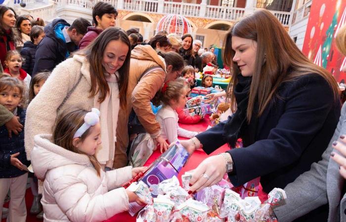 Jacques et Gabriella de Monaco aux couleurs de Noël pour distribuer des cadeaux aux enfants de la Principauté