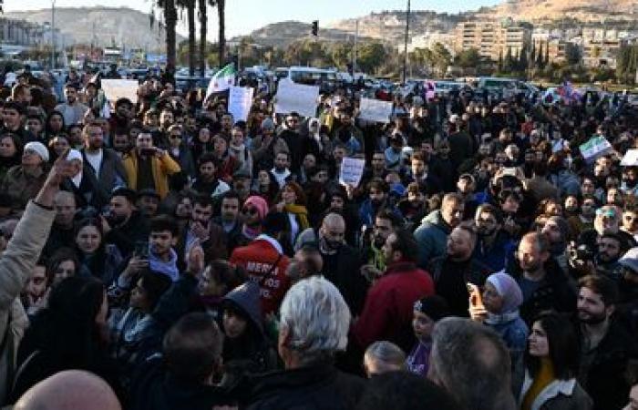 des centaines de manifestants à Damas pour la démocratie et les droits des femmes