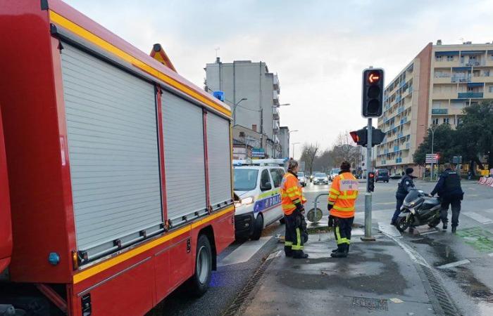 un scooter projeté contre un portique, le conducteur blessé hospitalisé