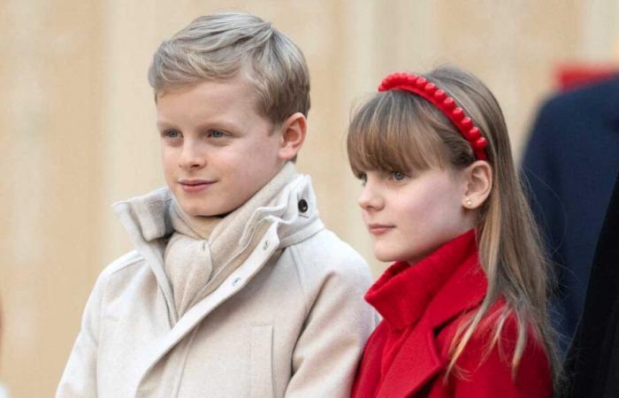 Jacques et Gabriella de Monaco aux couleurs de Noël pour distribuer des cadeaux aux enfants de la Principauté