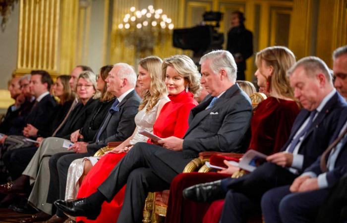 La princesse Elizabeth glamour avec le bijou rubis de la reine Fabiola pour assister au concert de Noël