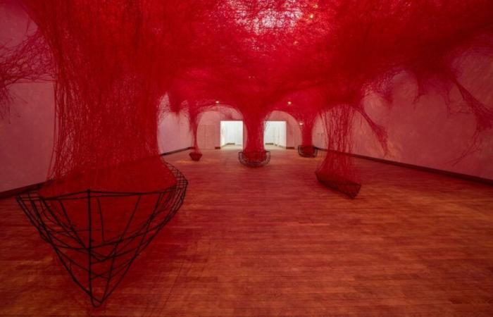 L’artiste japonaise Chiharu Shiota tisse ses toiles au Grand Palais