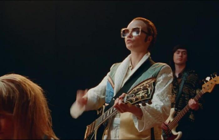 Cara Delevingne devient Elton John dans le nouveau clip du titre « Step Into Christmas »