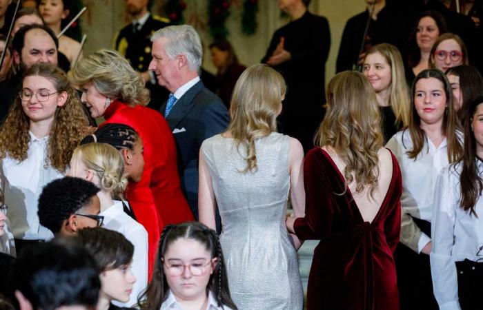 La princesse Elizabeth glamour avec le bijou rubis de la reine Fabiola pour assister au concert de Noël