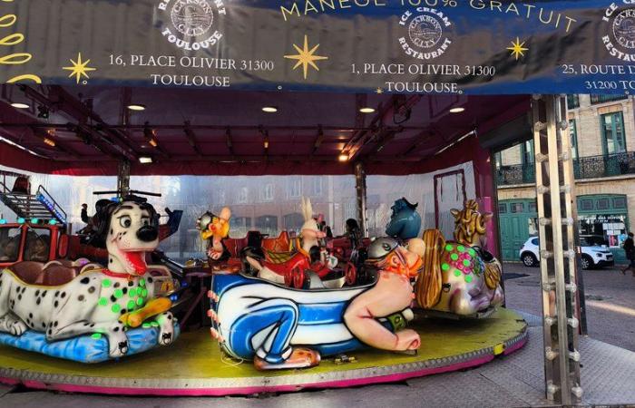 Un carrousel offert aux enfants pour Noël, cette belle tradition qui se poursuit place Olivier, à Toulouse