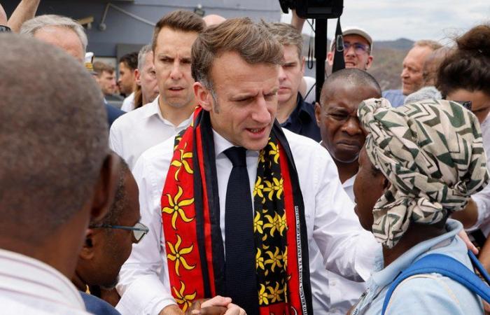 Emmanuel Macron est sur place, échanges tendus avec les soignants