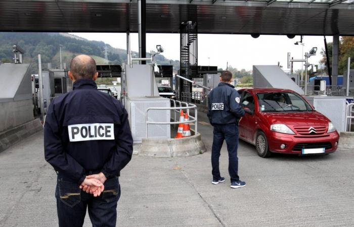 22 passagers clandestins dans un van 9 places