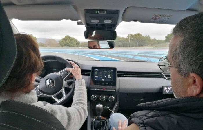 sur la piste du circuit Paul Ricard avec Monique, aveugle