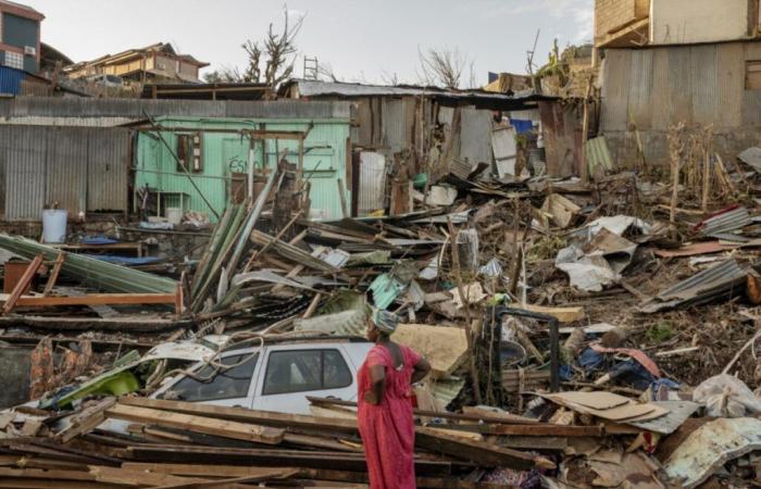 Face à la détresse, Macron promet de « reconstruire » Mayotte