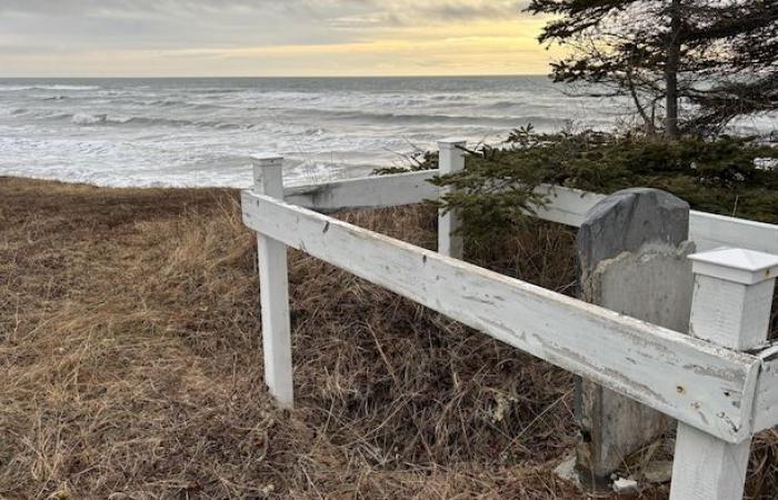 L’érosion des berges menace un petit cimetière en Minganie