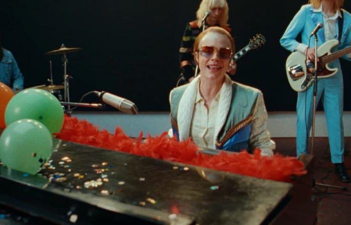 Cara Delevingne grimace à Elton John dans un clip de la pop star