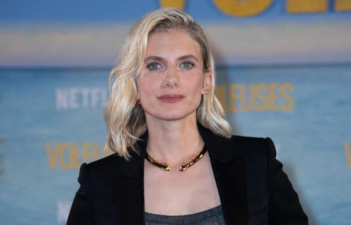 En Balmain, Mélanie Laurent réhabilite avec brio cette veste tendance des années 80