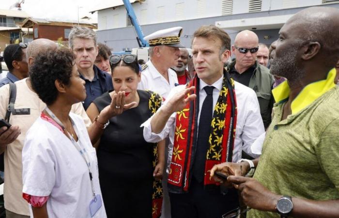 deuil national, blocage des prix, expulsions à la frontière… les premières annonces d’Emmanuel Macron sur place