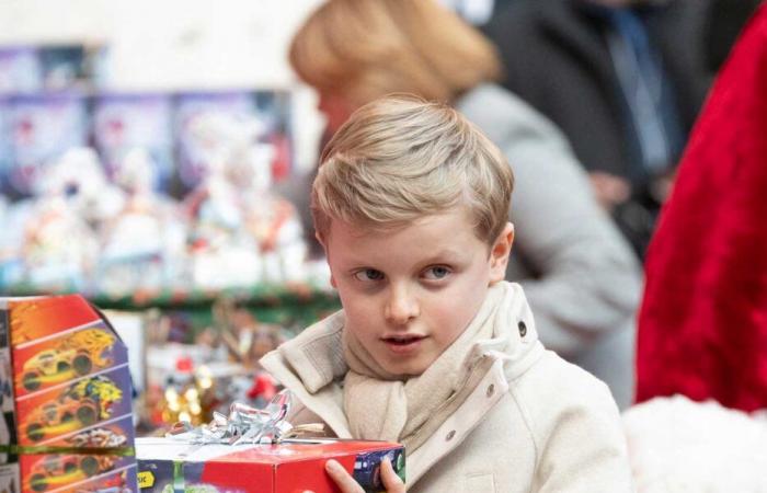 Jacques et Gabriella de Monaco aux couleurs de Noël pour distribuer des cadeaux aux enfants de la Principauté