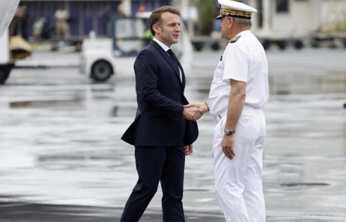 Emmanuel Macron interrogé par une Mahoraise à son arrivée sur l’archipel