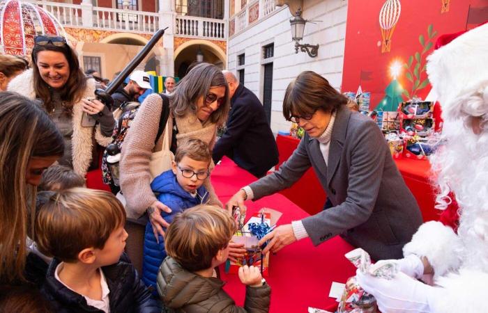 Jacques et Gabriella de Monaco aux couleurs de Noël pour distribuer des cadeaux aux enfants de la Principauté