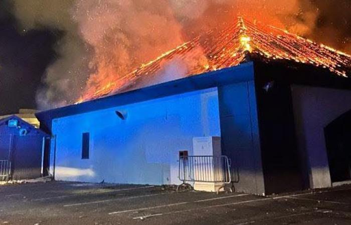 le toit de la discothèque Copacabana en feu