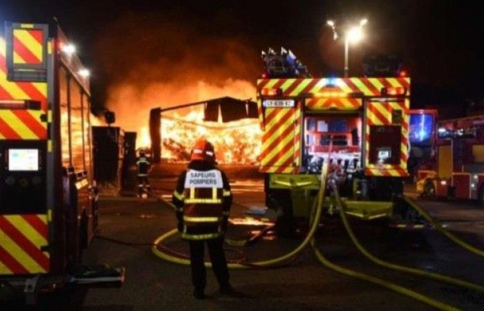 un individu placé en détention provisoire suite à l’incendie de deux hangars agricoles.