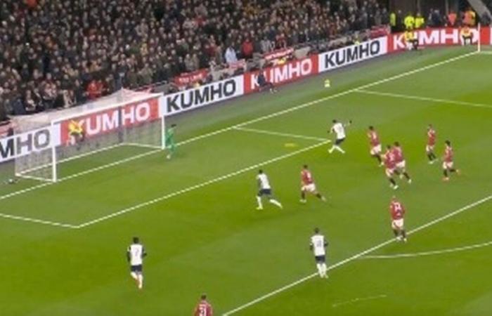 Les fans de Man Utd blâment tous un joueur qui « doit être vendu » alors que les Spurs se jettent sur l’erreur