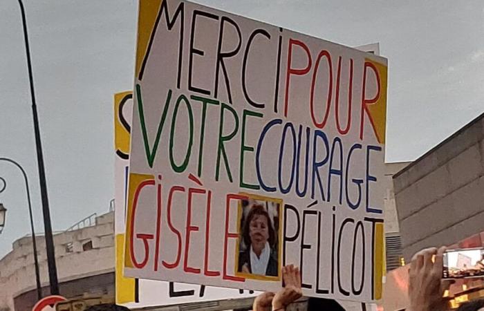 la foule crie sa colère face au verdict du procès pour viol de Mazan devant le tribunal d’Avignon