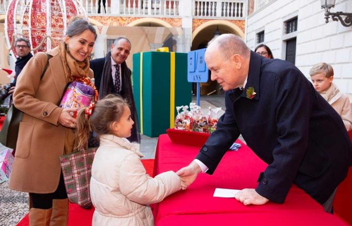 Jacques et Gabriella de Monaco aux couleurs de Noël pour distribuer des cadeaux aux enfants de la Principauté