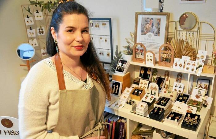 à partir du bois, Héloïse confectionne bijoux et accessoires avec finesse