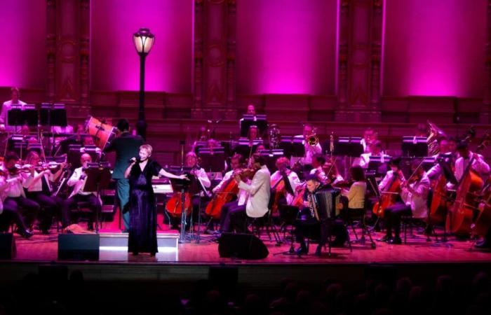 “C’est merveilleux que grâce à Céline Dion à la Tour Eiffel, tout le monde chante Piaf aujourd’hui”, dit Nathalie Lermitte qui incarne Édith Piaf dans “Piaf symphonique”.