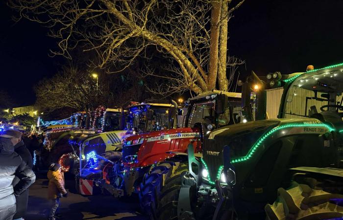 Le fabuleux succès des défilés de tracteurs de Noël en Occident !