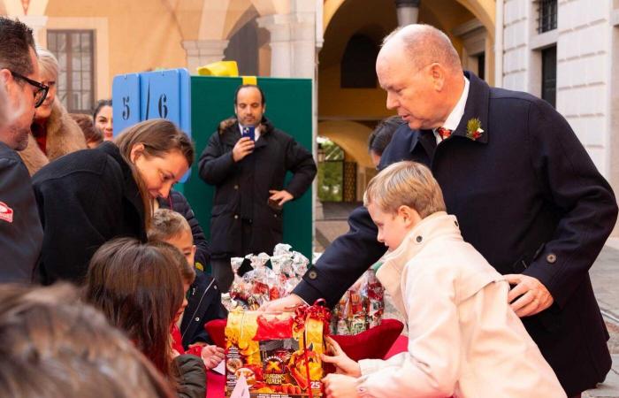 Jacques et Gabriella de Monaco aux couleurs de Noël pour distribuer des cadeaux aux enfants de la Principauté