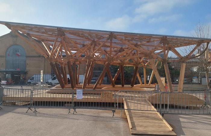 Face à la gare de Nancy, cette structure en bois reste inaccessible aux passants : voici pourquoi