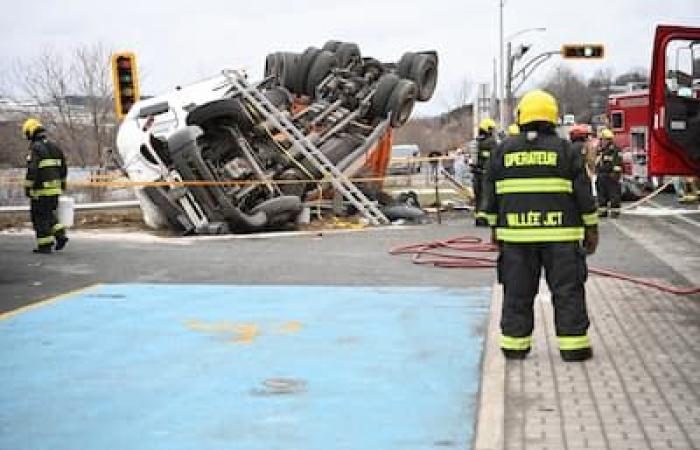 surcharge, le chauffeur du camion pourrait faire face à des accusations criminelles