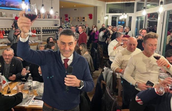 Vannacci, le toast à Salvini avec 350 fans. Et dans la Ligue, il y a ceux qui le poussent comme gouverneur en Toscane