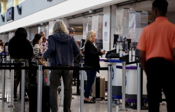 L’agence américaine prévient que la prolongation du confinement gouvernemental pourrait entraîner de longues files d’attente dans les aéroports