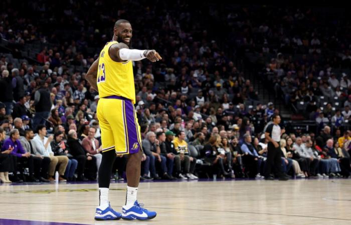 LeBron James dépasse Kareem Abdul-Jabbar en tant que leader de tous les - de la NBA en termes de minutes jouées