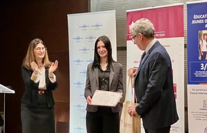 UZÈS Lina Reynaud, student at Lycée Gide, winner of the Economic Excellence Prize