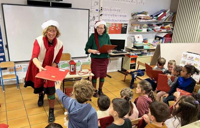 A Martigues, les écoliers des classes maternelles de la ville ont reçu un « livre cadeau » pour Noël