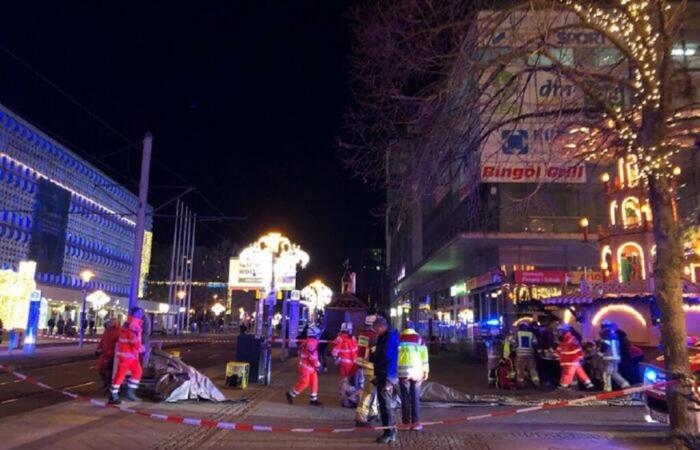 Terreur en Allemagne, voitures sur un marché de Noël à Magdebourg